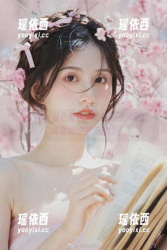 克拉女神 - 粉色青春：杨暖原图与壁纸，捕捉她的甜美瞬间