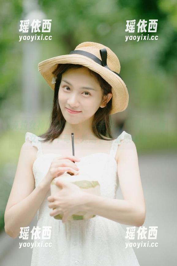 克拉女神 - 释放视觉冲击力：查看瑞莎修女原图中每一处细节与情感表达