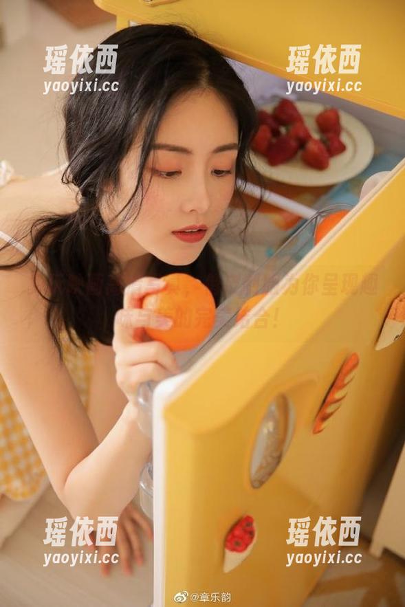 兔玩映画高清写真，俏皮制服为你呈现趣味与美的完美结合！