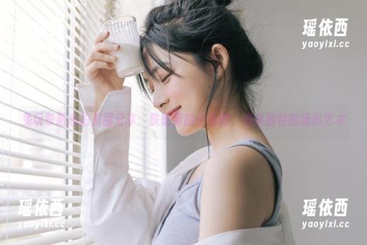 兔玩映画私拍美图分享：铁轨旁的小细腿，感受独特的摄影艺术
