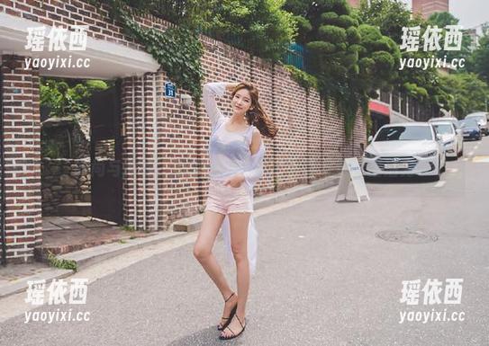 时尚与青春，凉凉子的牛仔裤写真壁纸尽显活力
