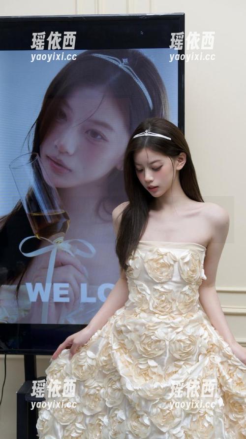 初夏女神 - 发现柒柒的蛇蝎美女写真，完美诠释了性感与优雅的结合！