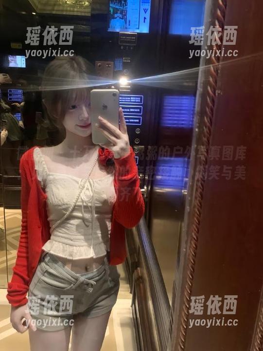 微密圈 - 十万口草莓粥粥的户外写真图库：见证草莓与自然的亲密接触，搞笑与美丽齐飞！