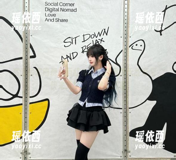 高清呈现喵糖映画红色校服美眉的无敌可爱，快来分享这场视觉盛宴