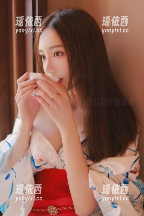 领略喵糖映画独特作品：蕾丝荷叶边泳衣的魅惑全集