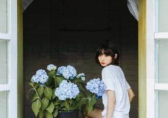 嗲囡囡 – 释放流氓小巫女的艺术魅力：护士写真图片展示她独特的风格！