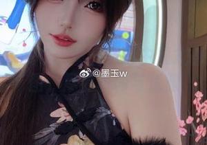 在线独家发布：墨玉M博主紫式部泳装美图，尽显时尚与优雅