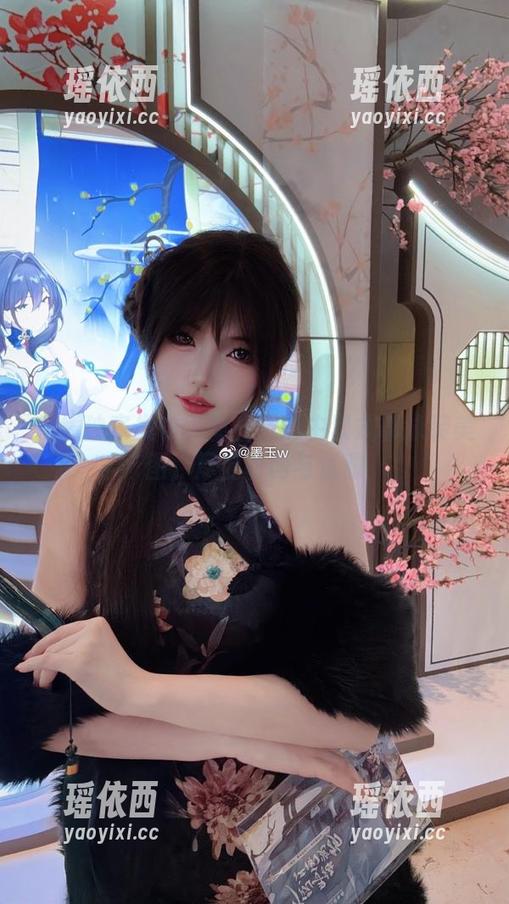 在线独家发布：墨玉M博主紫式部泳装美图，尽显时尚与优雅