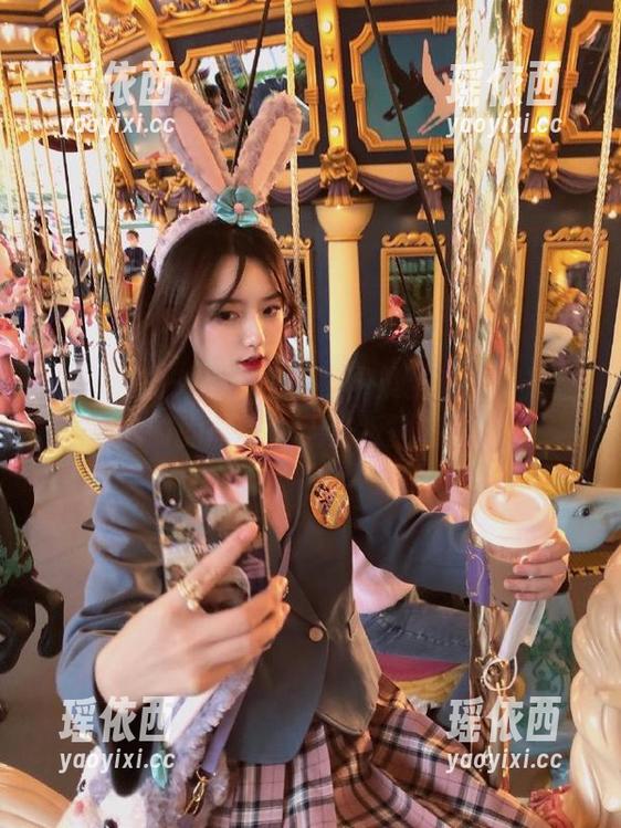 头条女神-乔安 头条女神 - 乔安连衣裙图集精选:闪耀自我的时尚表现,无法抵挡的吸引力