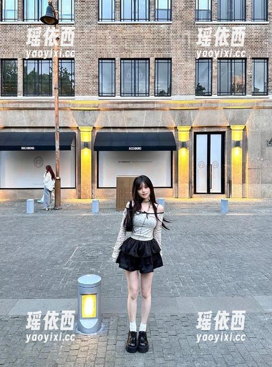头条女神-刘瑾希 头条女神 - 随性居家写真:刘瑾希的原图与图集揭秘她的私密时光