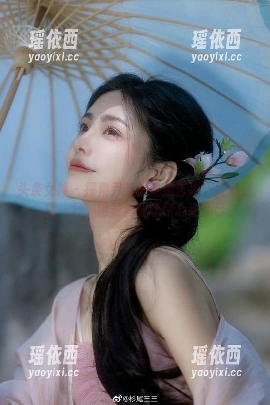 头条女神 - 探索尹菲的私拍艺术：捉到腿精一只，绝美套图让你心动不已