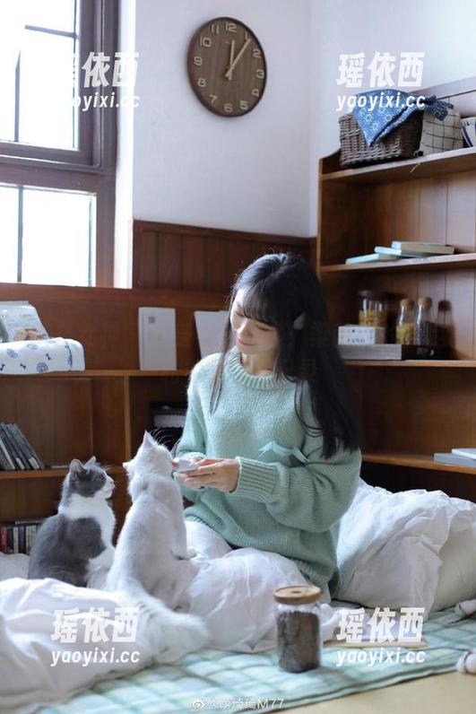 头条女神 - 享受视觉盛宴：梁芮溪的美足私拍写真全记录