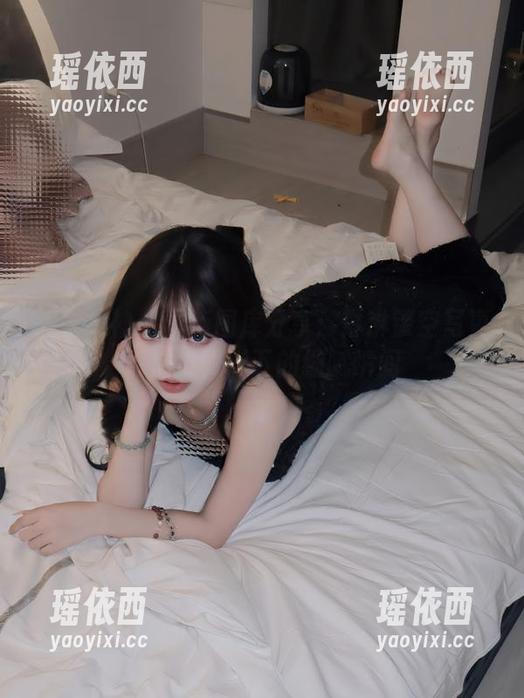 头条女神 - 最新图库分享：琳琳镂空写真，捕捉光影下的细腻瞬间