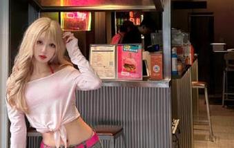头条女神 – “语溪短裙”精选作品：在她的短裙世界里，时尚从未止步！