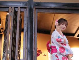 头条女神 – 白衬衫中的女孩:陈怡曼写真图片合集带你领略时尚风采