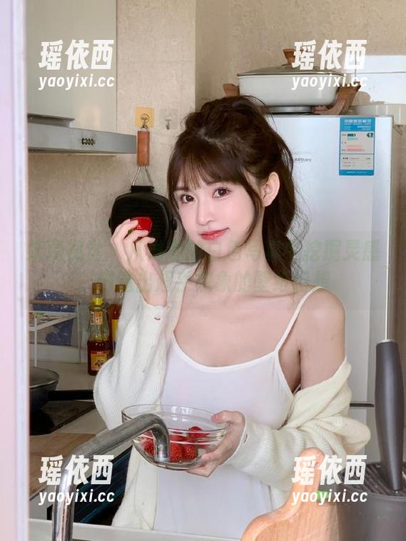 妖精视觉 - 从琳琳的白色写真中挖掘灵感，创造出超乎想象的壁纸幻想