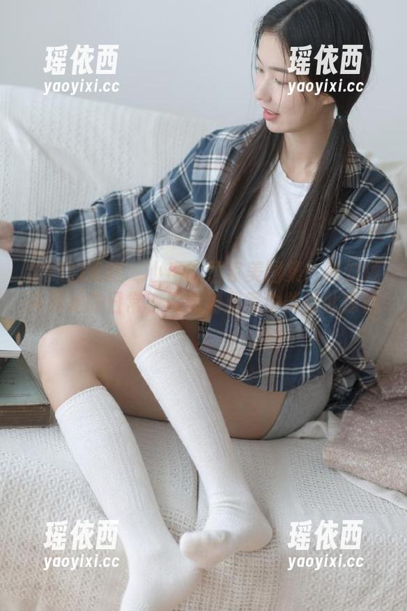 学妹加速跑 - 小冉的居家美图集：透过镜头看她的日常，没想到居家也能如此惊艳！