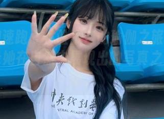 学妹加速跑 – 体验小艺的瑜伽之旅：用图像记录她在自然中展现出的写真之美与灵动。