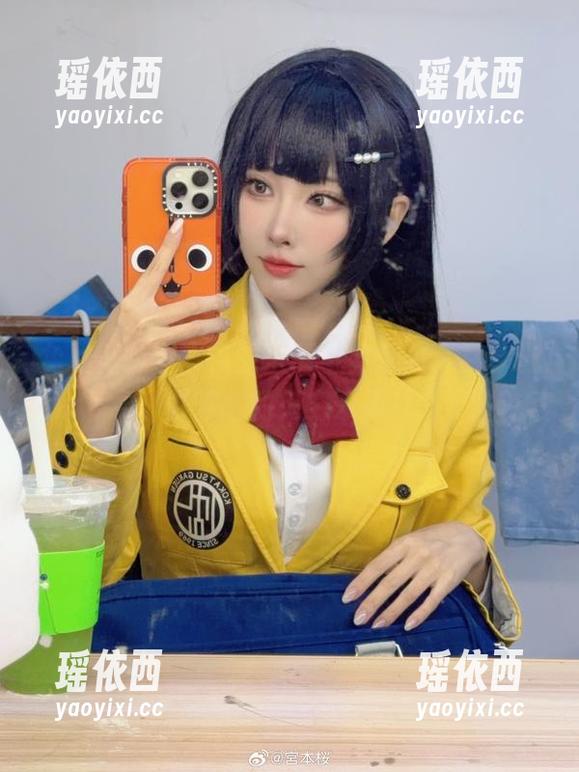 免费体验宫本樱的圣诞写真魅力，尽享摄影艺术的无穷乐趣！