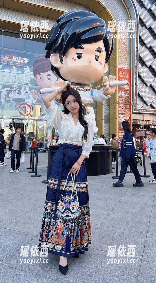让我们一同观看小女巫露娜的原图，感受大韩航空制服的独特风采！