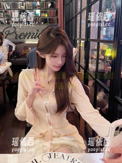 小小奶瓶儿 小小奶瓶儿的自拍图集,带你颠覆常规的搞笑作品大赏!