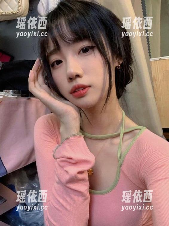 微密圈 - 小猫咪ck办公室写真合集：捕捉她在职场的甜美瞬间的照片