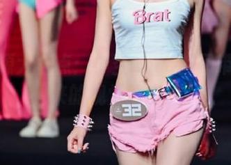 最新资源大盘点：小空sora的吊带写真带来的视觉盛宴！