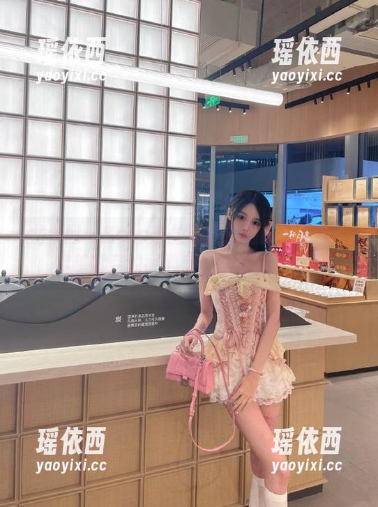 尤果网-Zora若拉 尤果网 - Zora若拉最新旗袍原图更新:穿越时空的经典美,尽在这一瞬间
