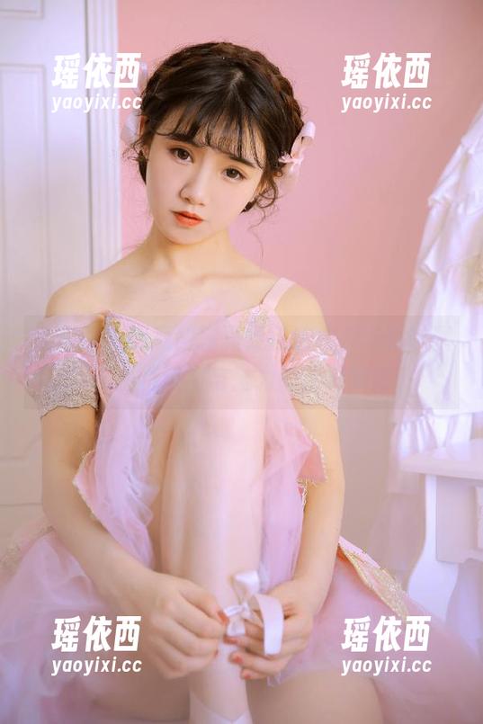 尤果网-孟狐狸 尤果网 - 探索孟狐狸最新连衣裙写真,展现独特风格与魅力的精彩瞬间