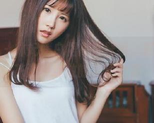 尤果网 – 林妃媛白裙高清壁纸，展示她在花海中绽放的灵动之姿