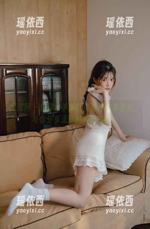 尤果网 - 糖果水手服写真原图免费提供，与你分享无尽的美丽瞬间！