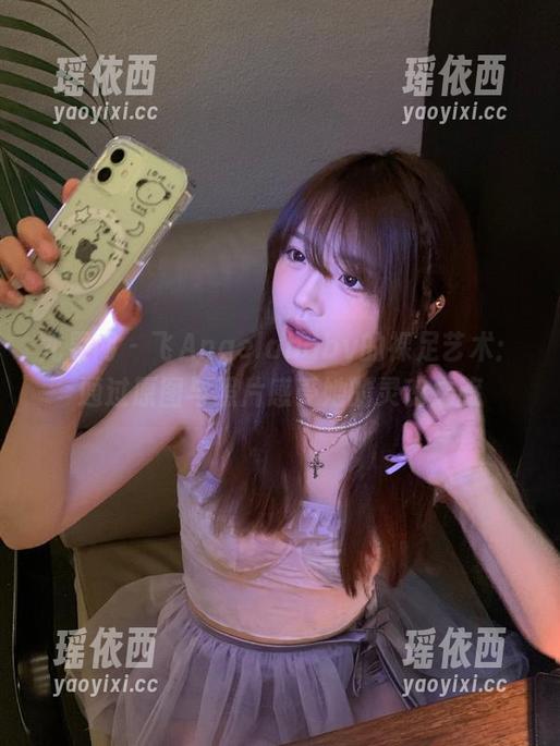 尤果网-飞Angelababy 尤果网 - 飞Angelababy的裸足艺术:通过原图与照片感受她的灵魂之旅
