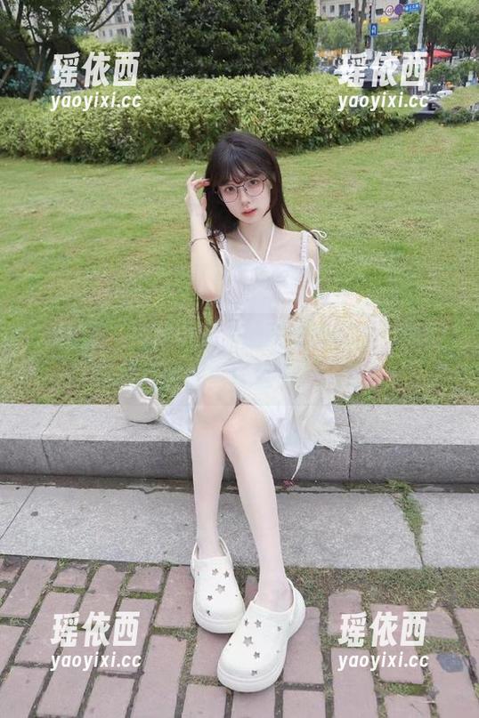 尤物馆 - 揭秘小探戈的美腿摄影术，原图与照片展现极致优雅与风情！