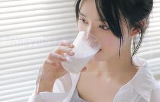尤蜜荟 – 在“lingyu69教室”，全套图集中的每一张都在诉说她的独特故事。