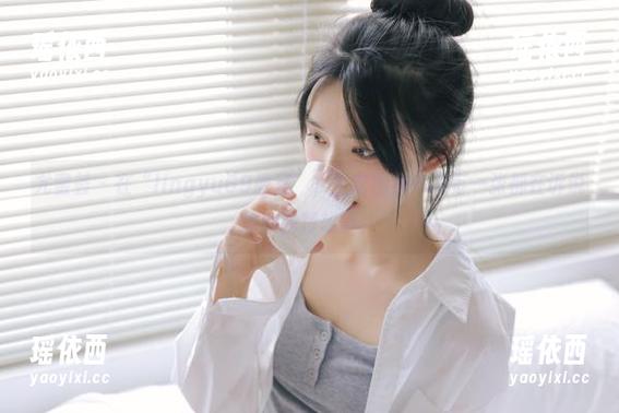 尤蜜荟 - 在“lingyu69教室”，全套图集中的每一张都在诉说她的独特故事。