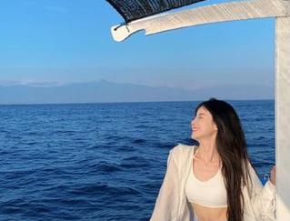 微密圈 – 希希Gina与泳池：一起探索清爽写真套图中的夏日魔力
