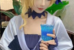 与弥音音ww一起踏入明日方舟-天火的世界，分享精彩写真合集