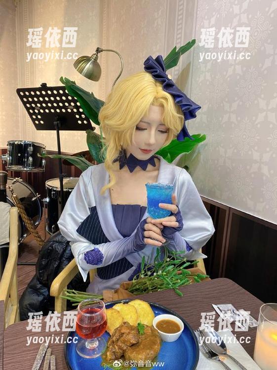 与弥音音ww一起踏入明日方舟-天火的世界，分享精彩写真合集