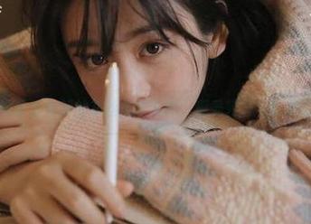 来观看慕丝女郎的灰丝风衣写真，感受轻奢与优雅的碰撞