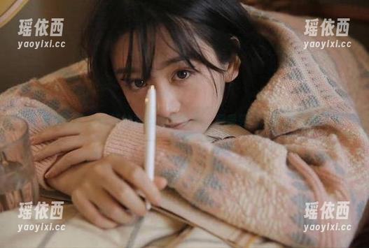 来观看慕丝女郎的灰丝风衣写真，感受轻奢与优雅的碰撞