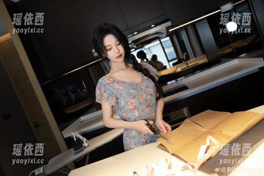 原图下载特辑：抖娘利世的牛仔裤写真，感受风格的独特魅力