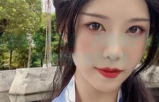回归自然的私房写真：抖娘利世在女职员楼道中的独特视角