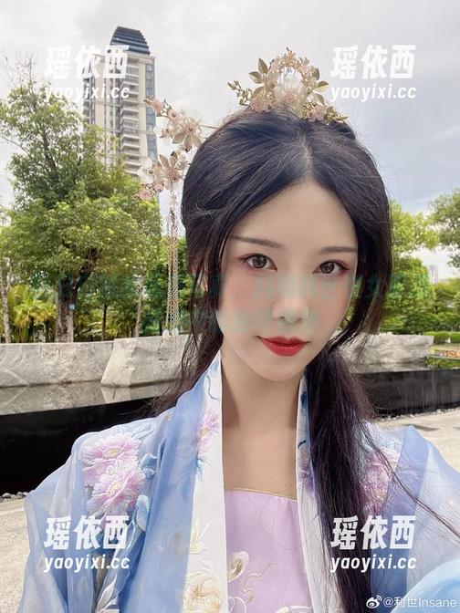 回归自然的私房写真：抖娘利世在女职员楼道中的独特视角