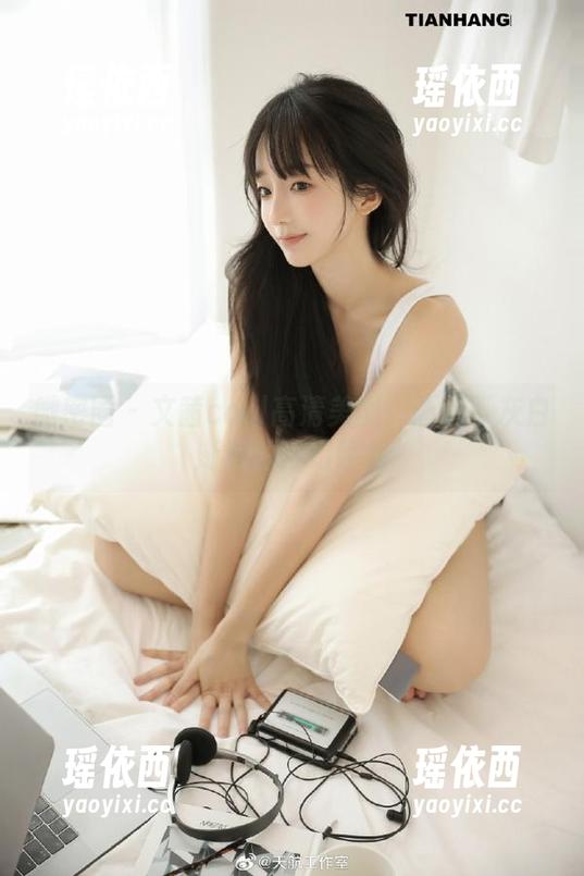 微密圈 - 文茜cool高清美图：画廊下灰白渐变的梦幻瞬间