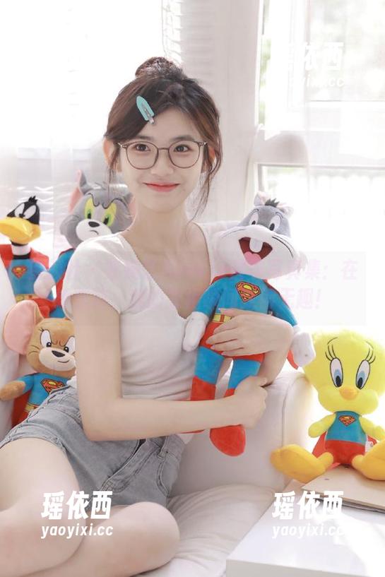 星颜社 - 柴婉艺Averie皮衣写真集：在她面前，我的衣柜瞬间变得无趣！
