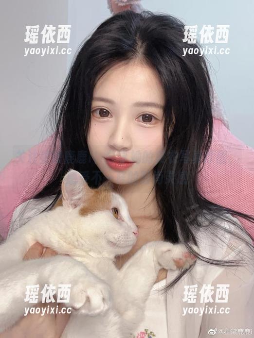关注星黛鹿鹿i！分享她的皮衣写真原图，感受不一样的时尚灵感