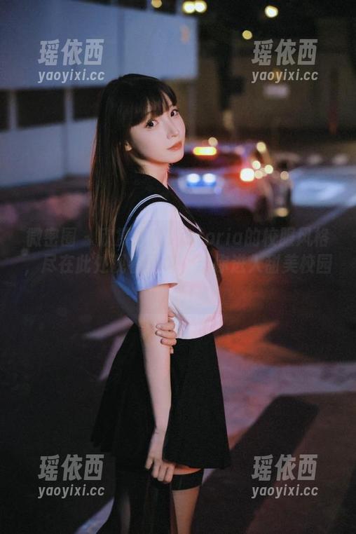微密圈 - 欣赏果儿Victoria的校服风格，尽在此处观看图包，带你进入甜美校园时光！