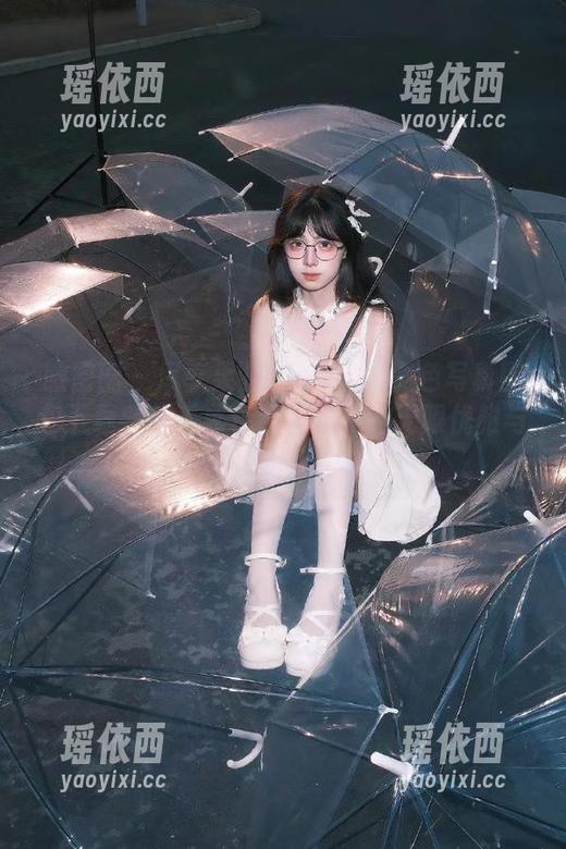 微密圈 - 尽享果儿Victoria黑色写真图包下载，感受黑色给你带来的无限优雅与魅力