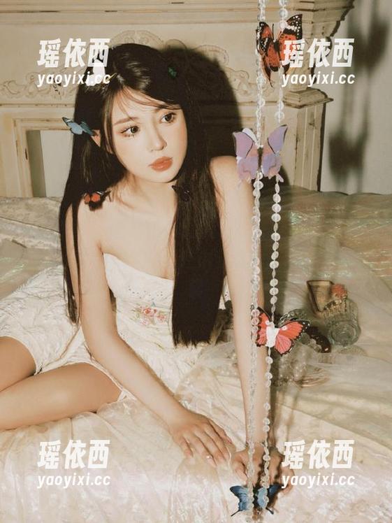 微密圈 - 果儿Victoria浴室足球写真全集：每一张图片都在讲述运动与优雅的故事