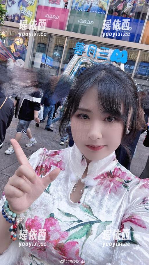 柘烟Zuken独家私拍作品：深入透明世界，感受无尽的幻想